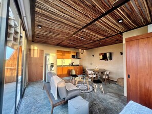 Ein modernes Interieur mit Küche, Essbereich und Wohnbereich.