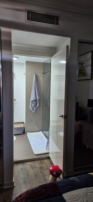 Iron/ironing board, bed sheets - A perfect place to hide away with river side charm, close to the city. (Bulimba)
