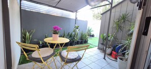 Outdoor dining - A perfect place to hide away with river side charm, close to the city. (Bulimba)