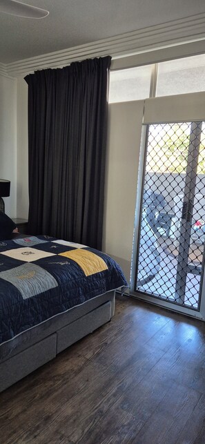 Iron/ironing board, bed sheets - A perfect place to hide away with river side charm, close to the city. (Bulimba)