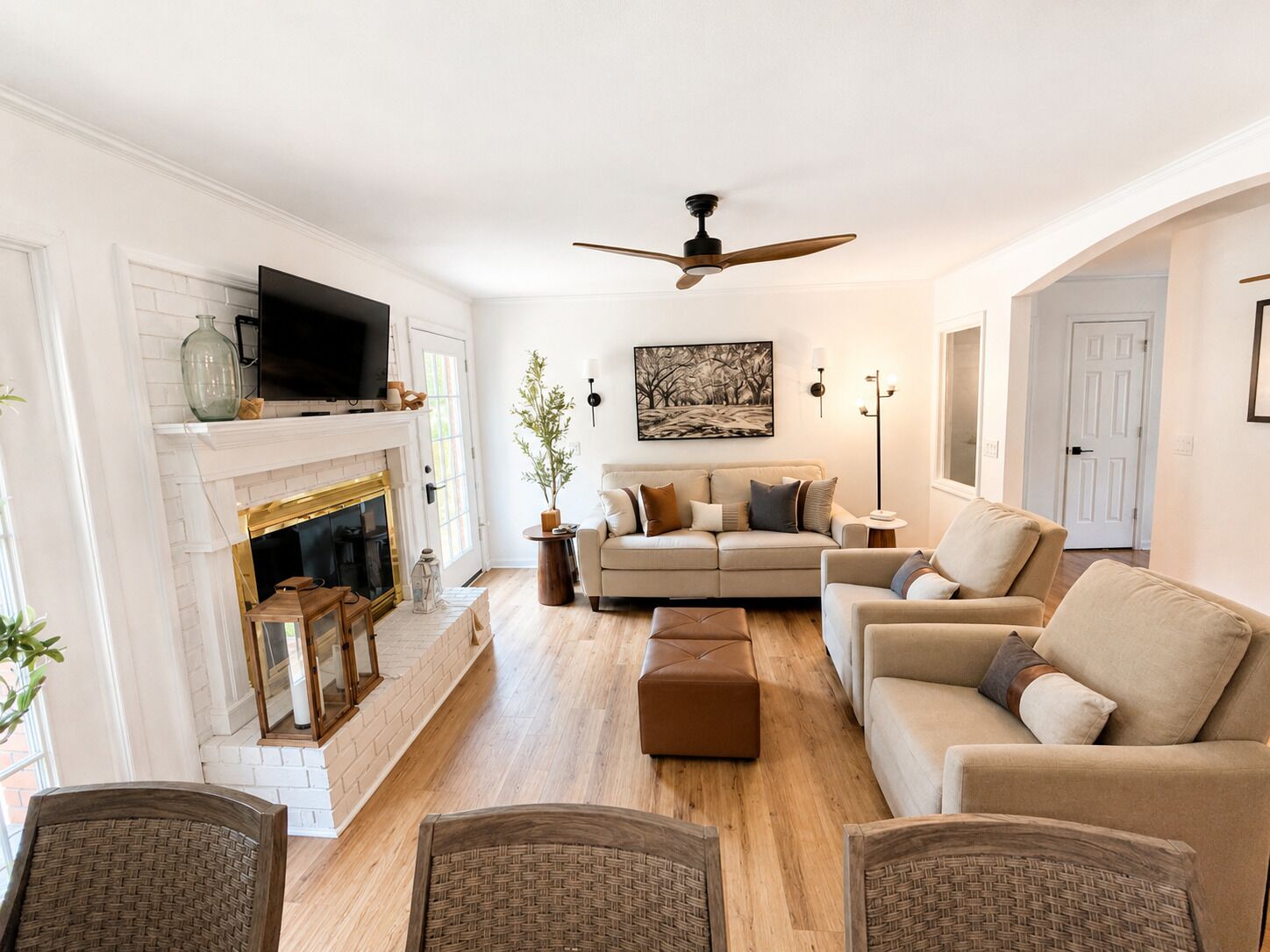 Smart TV, fireplace, books, stereo
