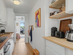 Eine Küche mit einer Holzauskleidung, einer Kaffeemaschine und einem Toaster.