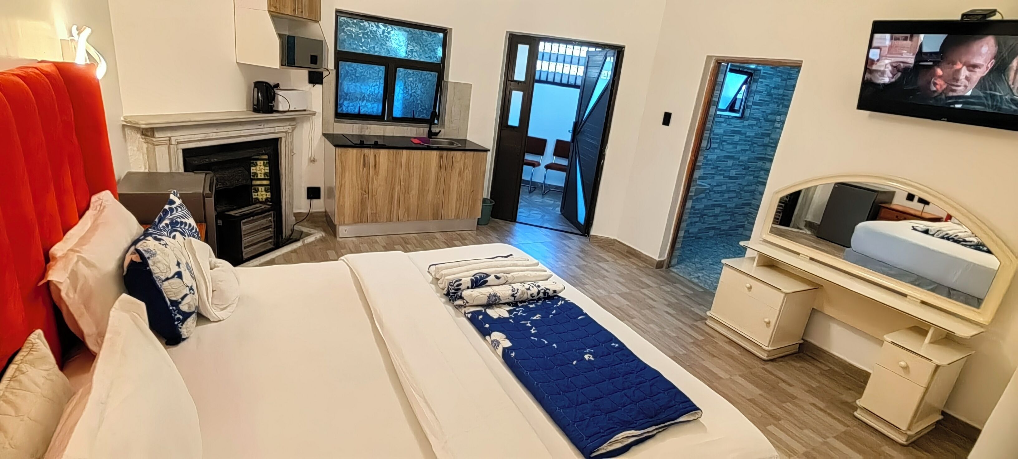 Comfort-Apartment, Gartenblick | Schreibtisch, laptopgeeigneter Arbeitsplatz, kostenloses WLAN