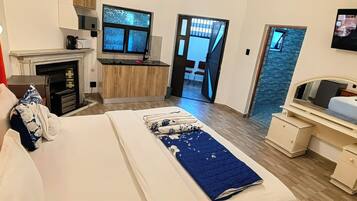 Comfort-Apartment, Gartenblick | Schreibtisch, laptopgeeigneter Arbeitsplatz, kostenloses WLAN