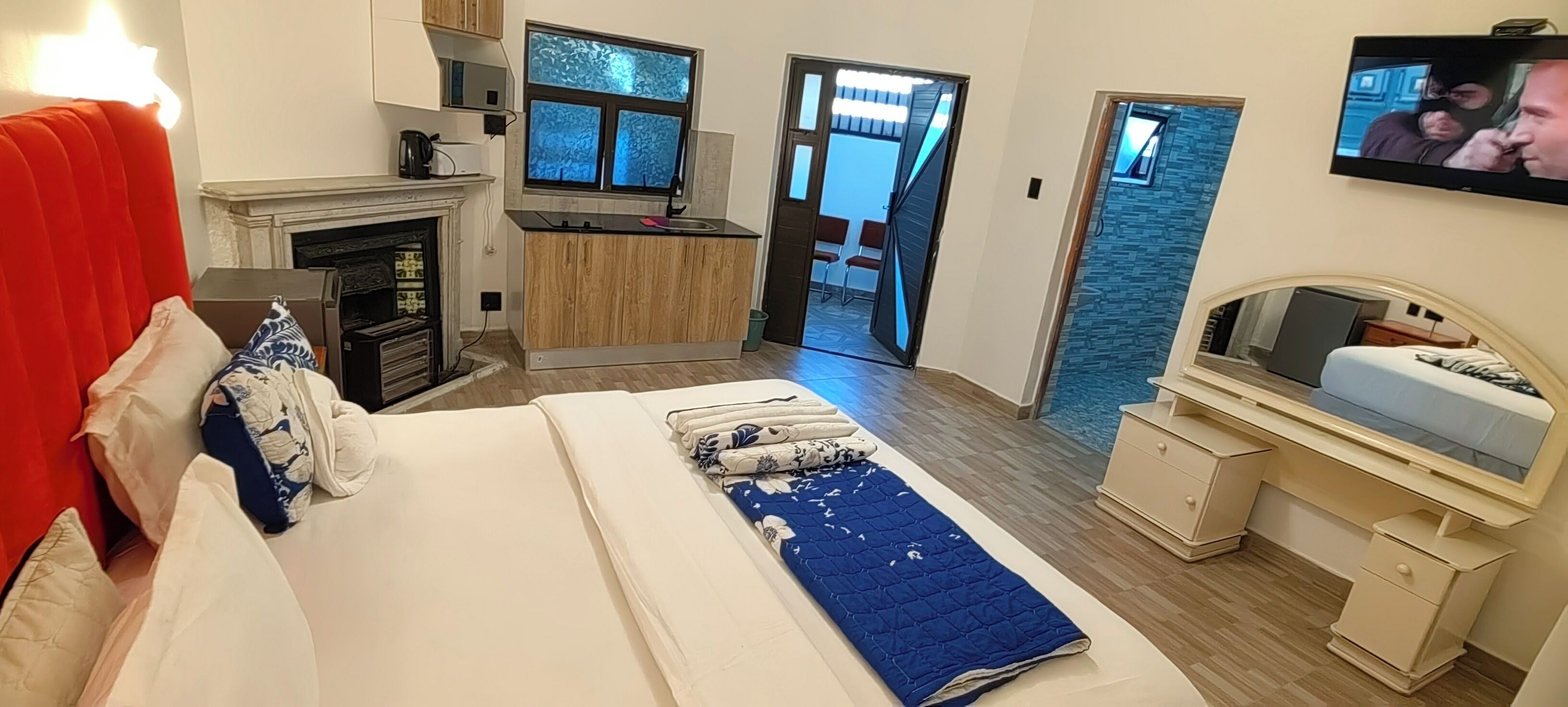 Comfort-Apartment, Gartenblick | Schreibtisch, laptopgeeigneter Arbeitsplatz, kostenloses WLAN
