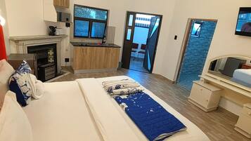 Comfort-Apartment, Gartenblick | Schreibtisch, laptopgeeigneter Arbeitsplatz, kostenloses WLAN