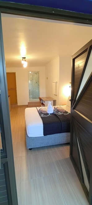 Comfort-Apartment, Gartenblick | Schreibtisch, laptopgeeigneter Arbeitsplatz, kostenloses WLAN