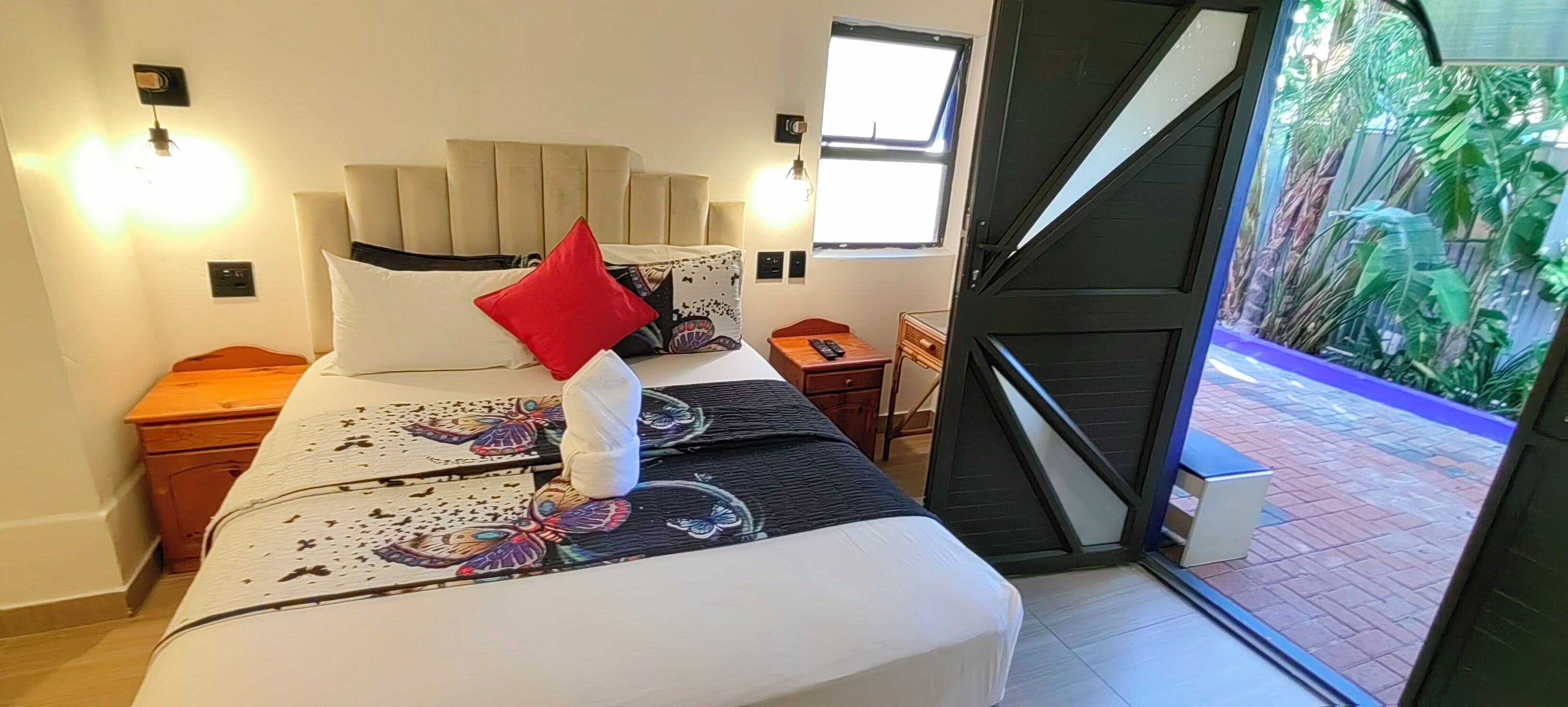 Comfort-Apartment, Gartenblick | Schreibtisch, laptopgeeigneter Arbeitsplatz, kostenloses WLAN
