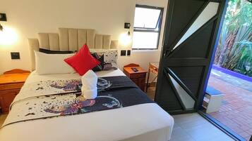 Comfort-Apartment, Gartenblick | Schreibtisch, laptopgeeigneter Arbeitsplatz, kostenloses WLAN