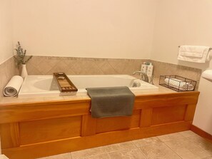 Shower, hair dryer, towels, soap - Jacksonport Woodland Hearth Retreat - Near Lake Michigan (Sturgeon Bay)