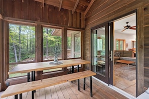 Outdoor dining - Jacksonport Woodland Hearth Retreat - Near Lake Michigan (Sturgeon Bay)