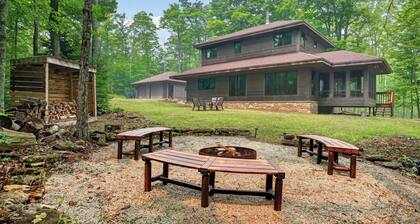Spacious Jacksonport Woodland Cabin: Screened Porch, Near Cave Point & Lake Park