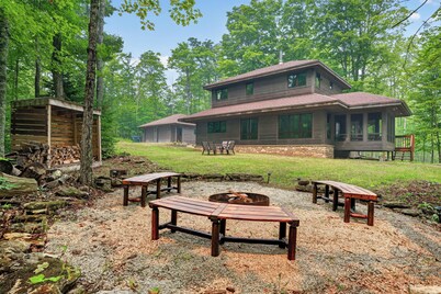 Spacious Jacksonport Woodland Cabin: Screened Porch, Near Cave Point & Lake Park