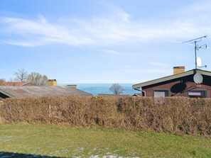 Ein Küstenhaus mit Satellitenschüssel, Garage und Meerblick.