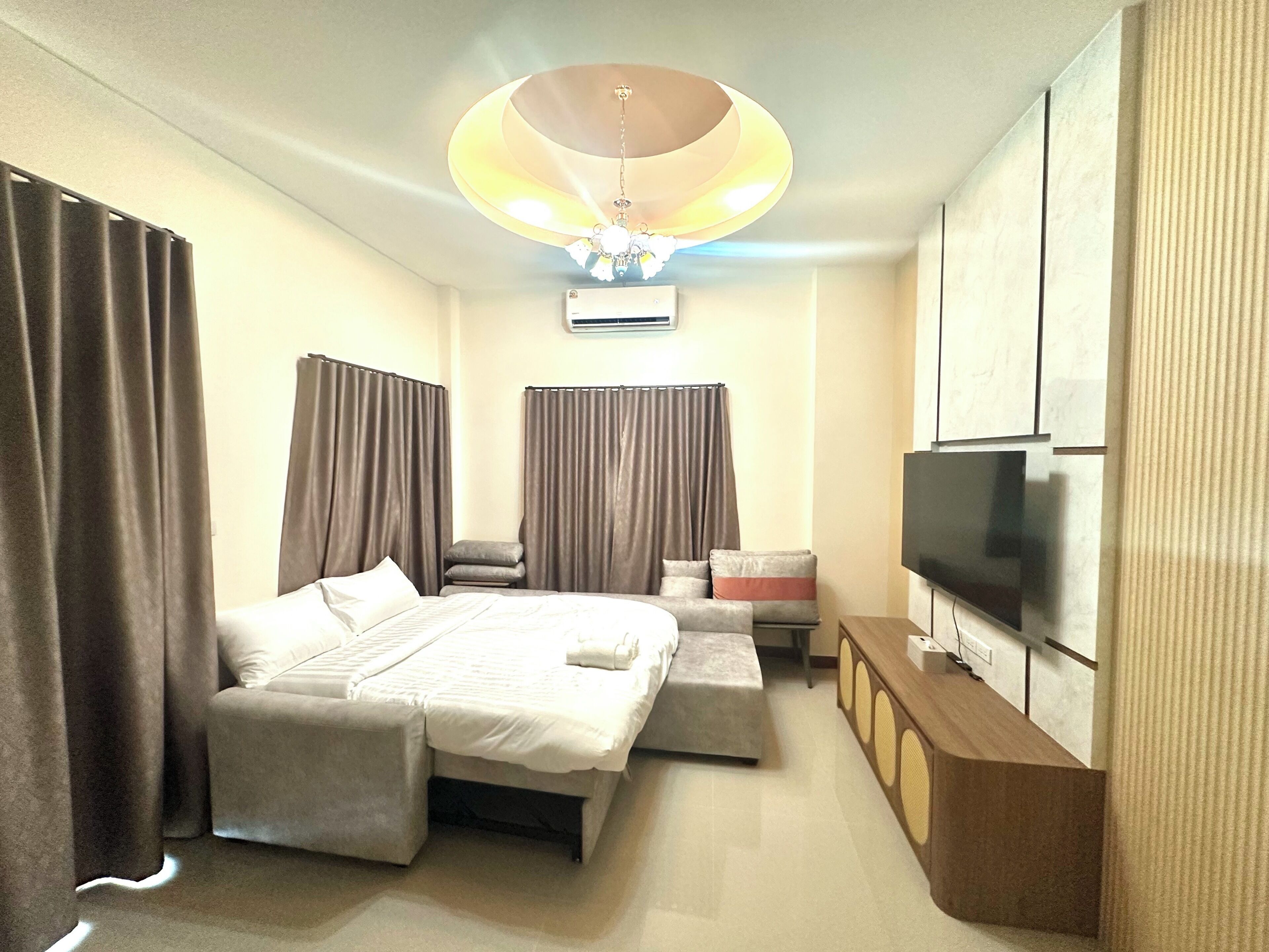 Family Room, Lanai, Mountain View | Free WiFi
