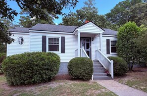 A single-story house with a front porch, a staircase, and a mailbox. - Charming Haymount 2BR/2BA Home & Walkable Restaurants and Bars (Fayetteville)