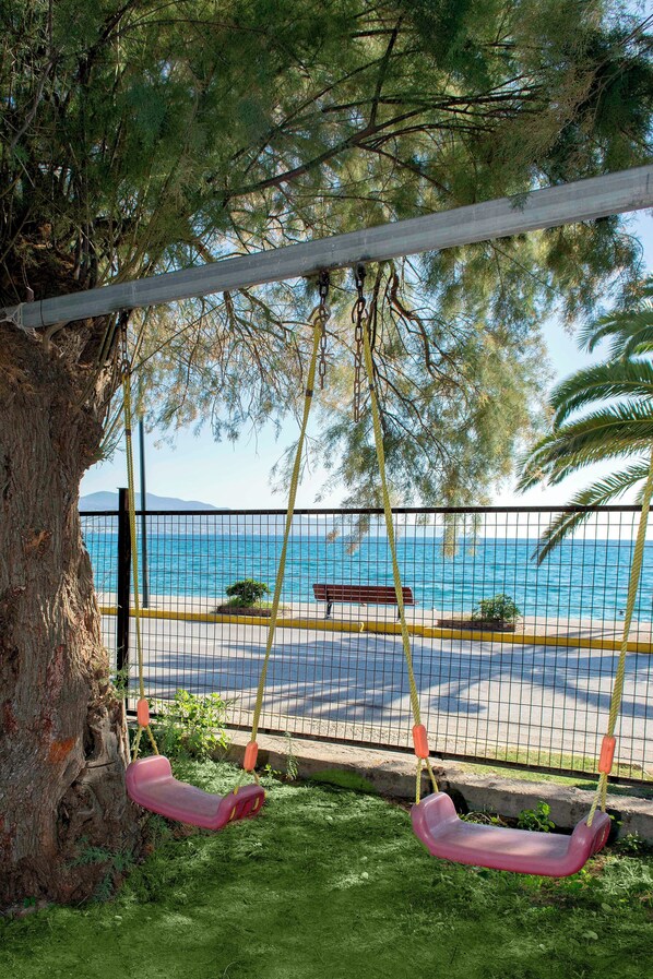 Property grounds - Traditional sea front villa, close to reasturants & cafes
With garden & sea view (Kalamata)