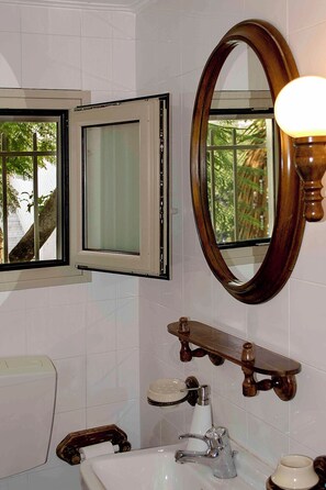 Bathroom - Traditional sea front villa, close to reasturants & cafes
With garden & sea view (Kalamata)