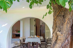 Outdoor dining - Traditional sea front villa, close to reasturants & cafes
With garden & sea view (Kalamata)