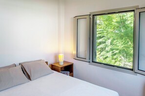 Iron/ironing board, internet, bed sheets - Traditional sea front villa, close to reasturants & cafes
With garden & sea view (Kalamata)
