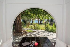 Outdoor dining - Traditional sea front villa, close to reasturants & cafes
With garden & sea view (Kalamata)