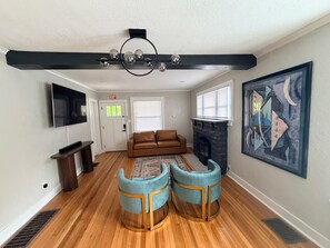 Living area - Charming KC retreat-2BR near KU Med (Kansas City)