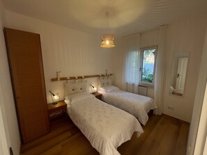 2 bedrooms, bed sheets - Cozy apartment overlooking Lake Garda (Brenzone sul Garda)