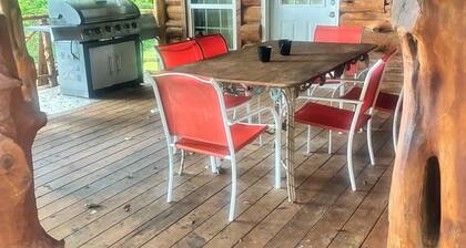 Charming 3-bedroom Barndominium cabin with AC in Saint Joe