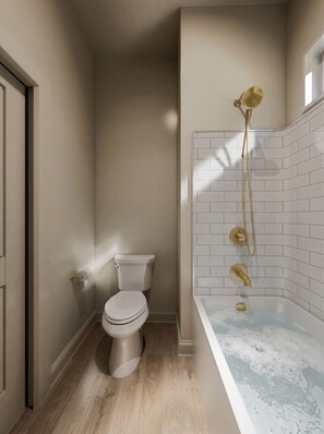 Et badeværelse med toilet, badekar og brusebad.