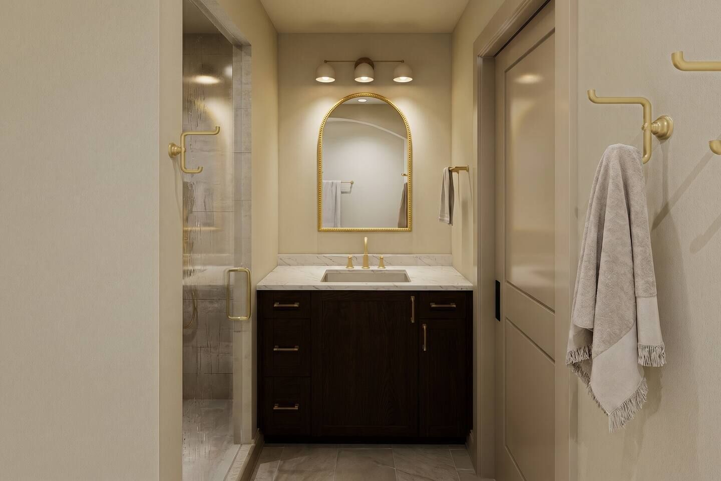 Douche, sèche-cheveux, serviettes fournies, savon