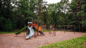 Ein Spielplatz mit Rutsche und Klettergeräten.