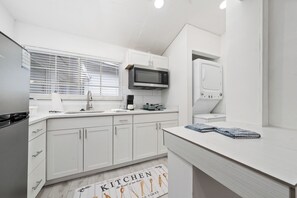 Private kitchen - Bright Modern Studio, Sleeps 3 (Sanford)