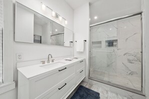 Bathroom - Bright Modern Studio, Sleeps 3 (Sanford)