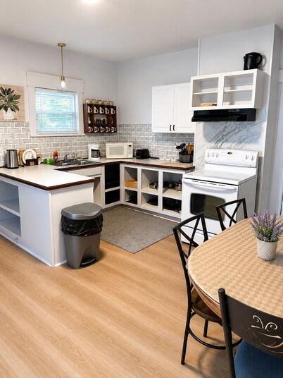 6BR Group Home • Sleeps 15 • Large Parking • Hall of Fame Area