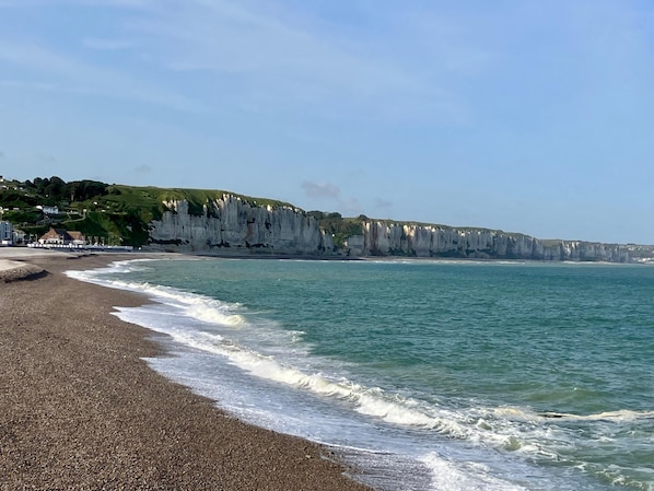 A beach with white cliffs, a sandy shore, and a clear sky. - Quiet Designer Apartment in Fecamp (Fecamp)