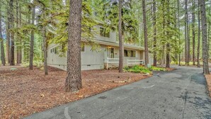 A cabin surrounded by tall trees with a paved driveway leading to the entrance. - Pinetop Sinatra Getaway (Pinetop Country Club)