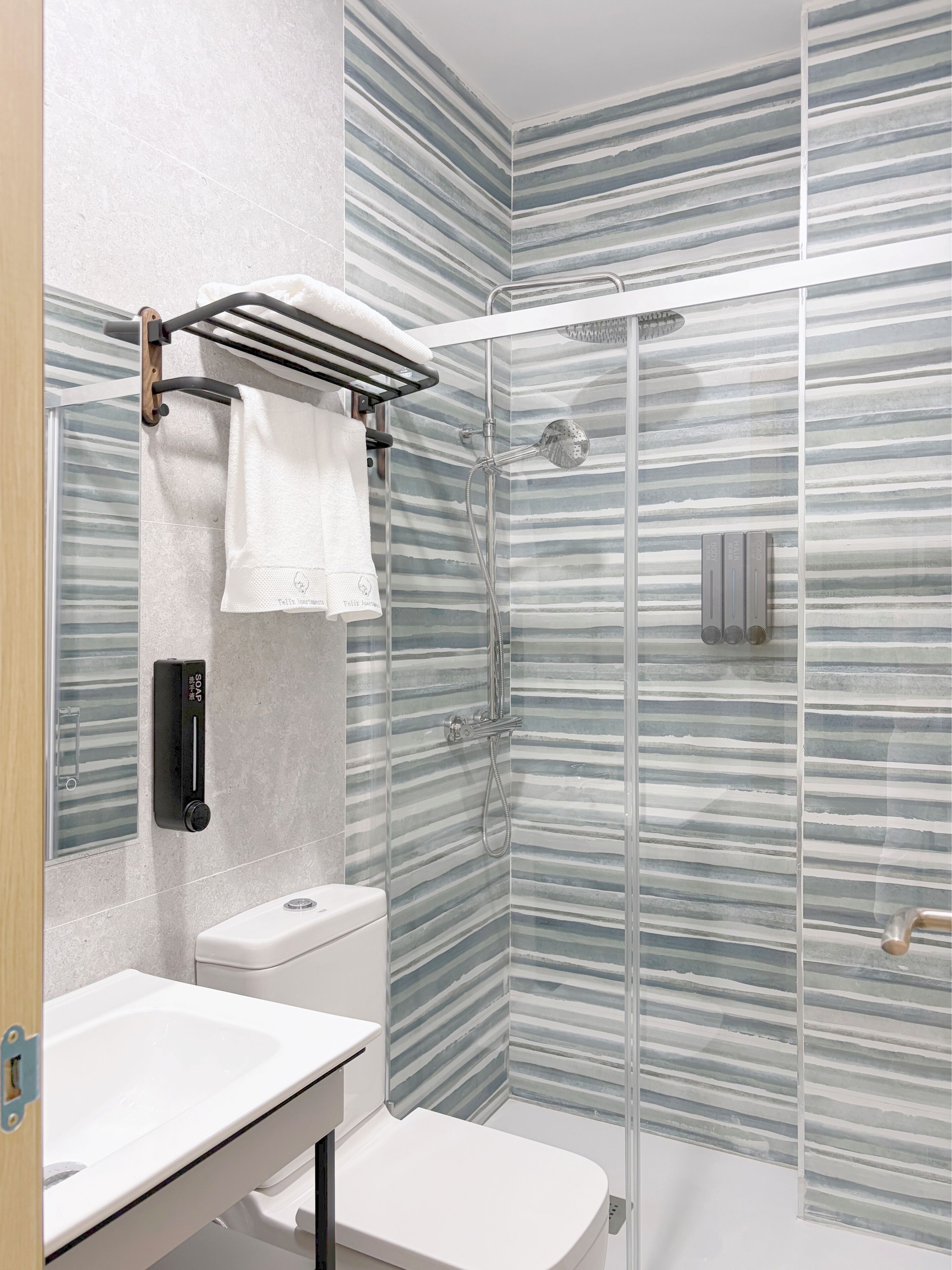 Habitación doble Confort | Baño | Regadera, secadora de cabello, toallas, jabón 