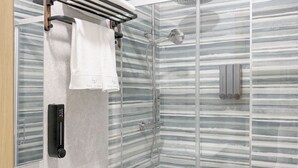 Ein Badezimmer mit Dusche, Toilette und Waschbecken.