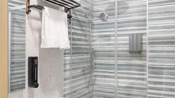 Habitación doble Confort | Baño | Regadera, secadora de cabello, toallas, jabón