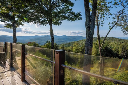 Peaceful luxurious retreat with stunning mountain views & nearby skiing/hikes!
