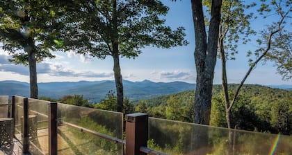 Peaceful luxurious retreat with stunning mountain views & nearby skiing/hikes!