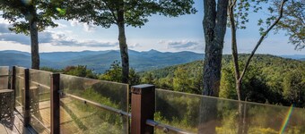 Peaceful luxurious retreat with stunning mountain views & nearby skiing/hikes!