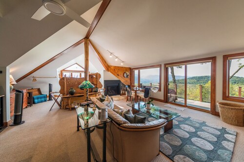 Peaceful luxurious retreat with stunning mountain views & nearby skiing/hikes!