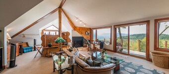 Peaceful luxurious retreat with stunning mountain views & nearby skiing/hikes!