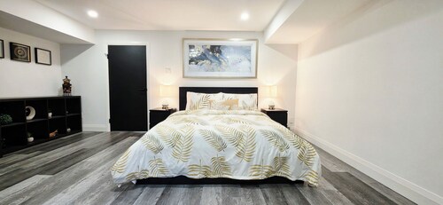 Renovated Guest Suite Near The Lake & High Park!