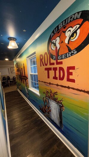 Un pasillo con un mural de Tigres de Auburn y las palabras 'ROLL TIDE' en la pared.