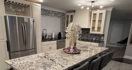 Private playground-5bdrm estate on 1 acre, 2 fishing docks- 5mins 4m Airport BFM