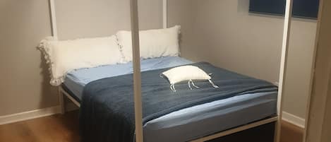 2 bedrooms, iron/ironing board, WiFi, bed sheets