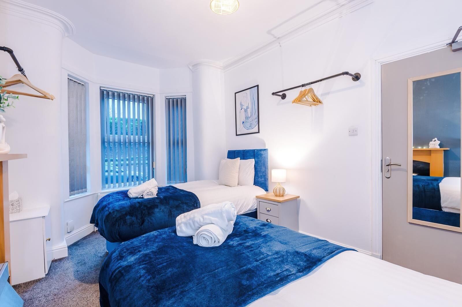 3 habitaciones, tabla de planchar con plancha, wifi y ropa de cama 