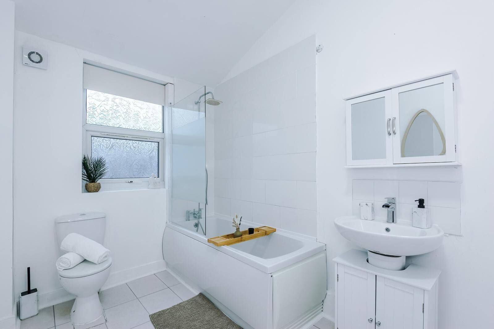 Secadora de cabello, toallas, jabón, papel de baño 